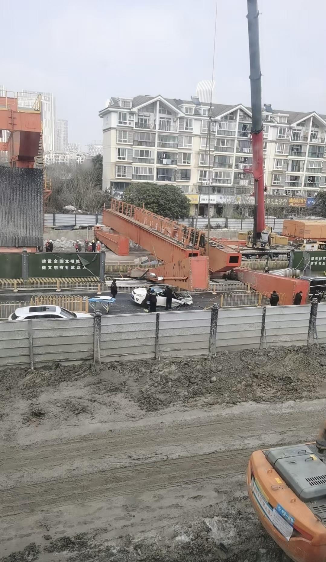 一段行车记录仪视频看得人心里发紧，地铁工地旁的橙色龙门吊突然倾斜，直直倒向路面砸