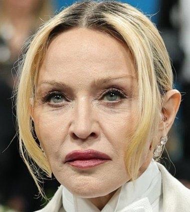 67岁的麦当娜（Madonna）身着一袭白色高定西装礼服惊艳亮相，发根已然泛黑，