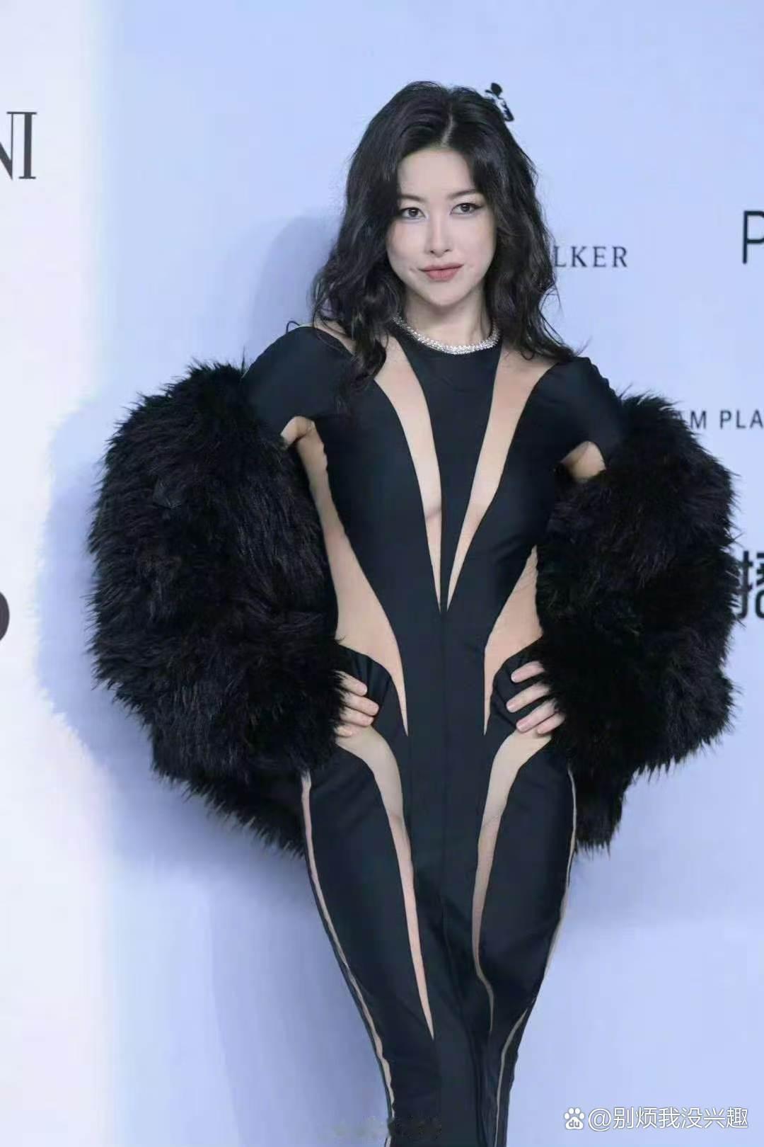 朱珠的身材，绝了，这透视装驾驭得…给满分 