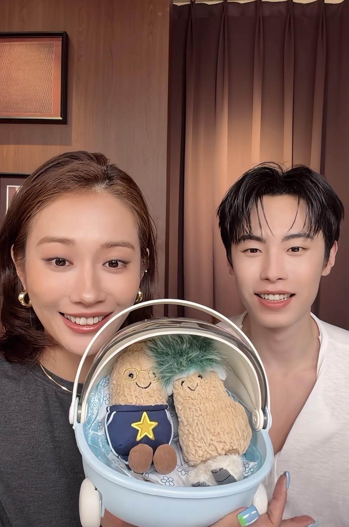 世子妃送给世子一对双胞胎，世子妃还解释一个是智多星，一个是gai溜子。

世子妃