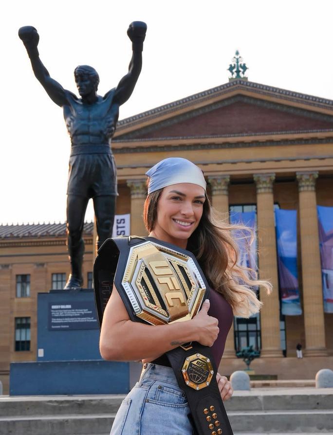 UFC 麦肯齐·德恩Mackenzie Dern的教练：吉莉安·罗伯逊Gilli