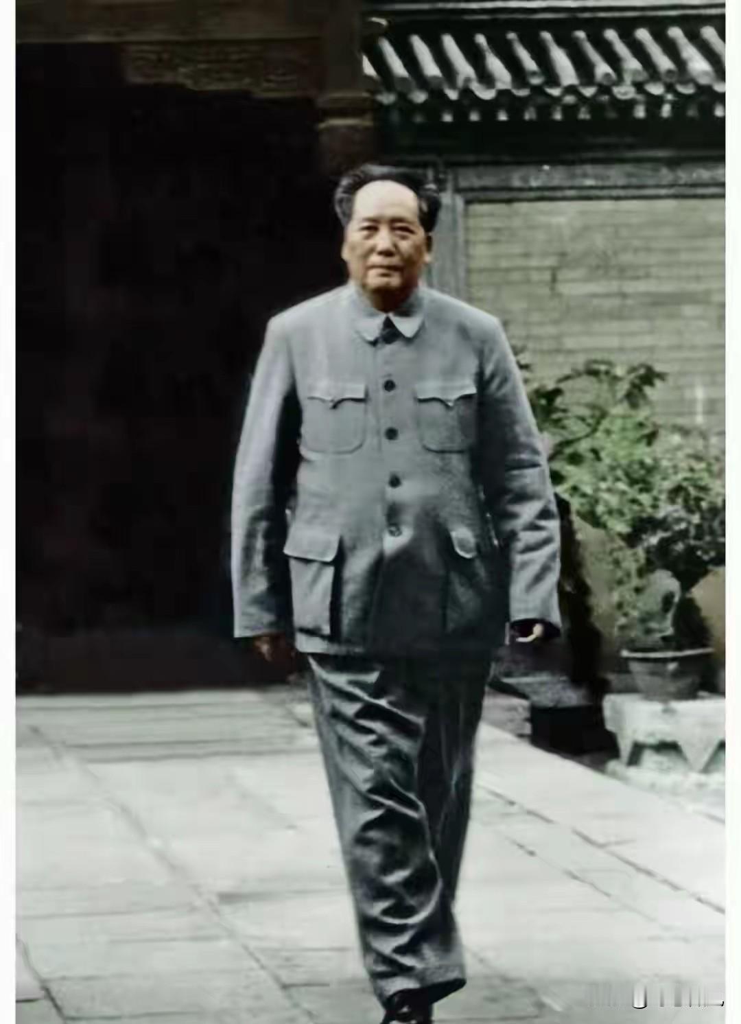 人生的意义是什么？毛泽东用一生回答了这个问题。
 
青年时期的毛泽东，生长在山河