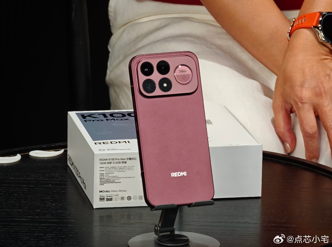REDMI K100 Pro 亮相ChinaJoy，这赤霞珠红真好看，手机圈终于