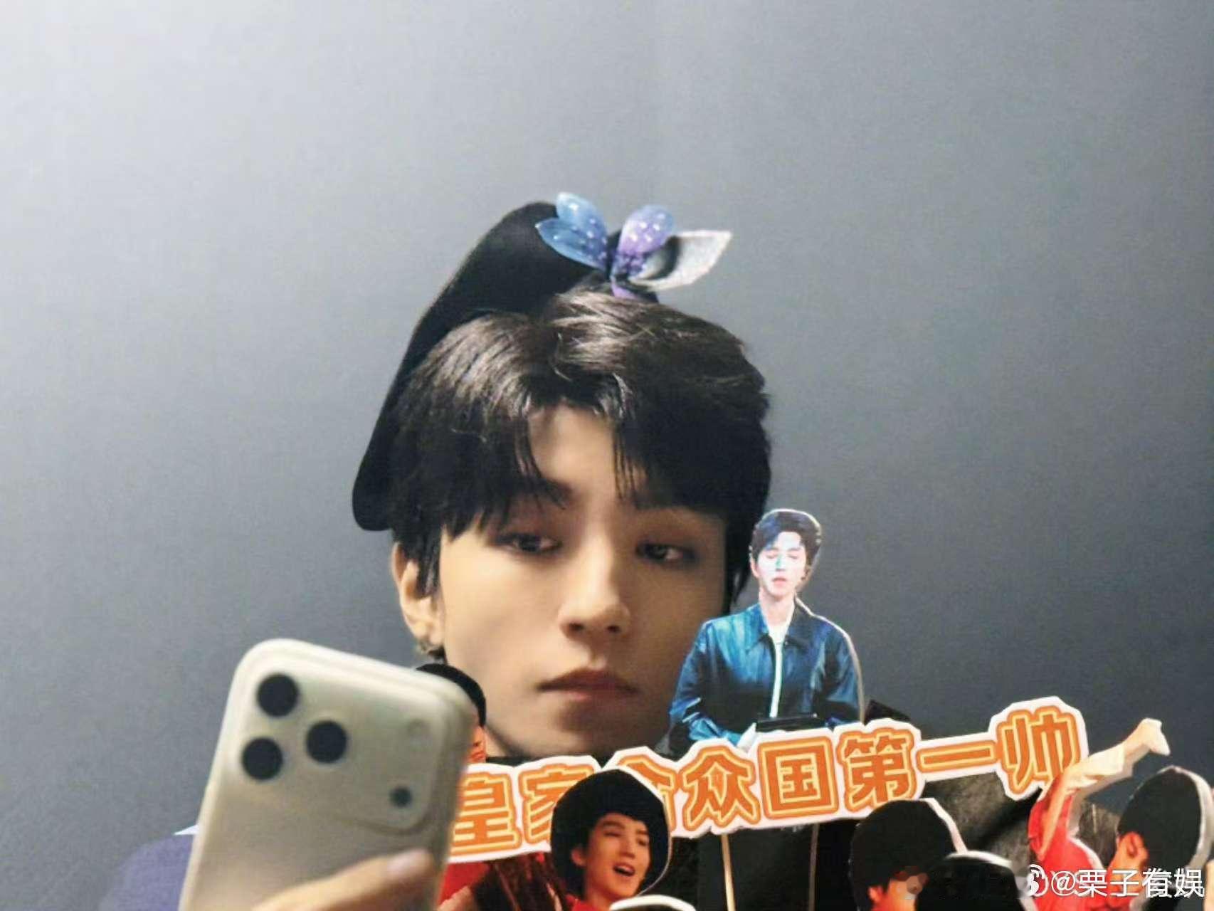 王俊凯命令托马斯交出自拍王俊凯发了三张自拍王俊凯发了三张自拍，好看，