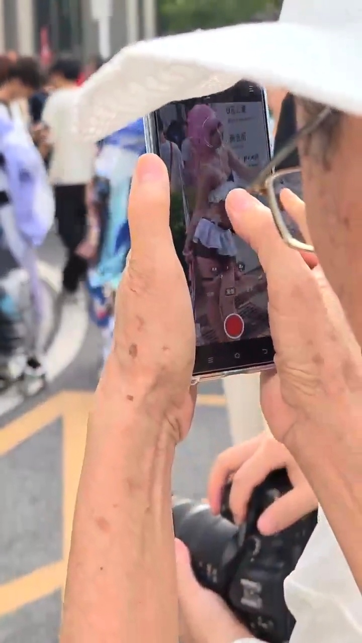 激动的心，颤抖的手，大爷是懂艺术的，可惜没有一个带长焦的手机