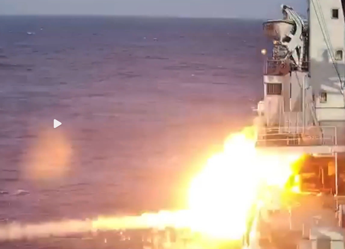 罕见画面，海军首次公开潜射版鹰击-18发射与超低空掠海打靶画面！“人民海军”4月