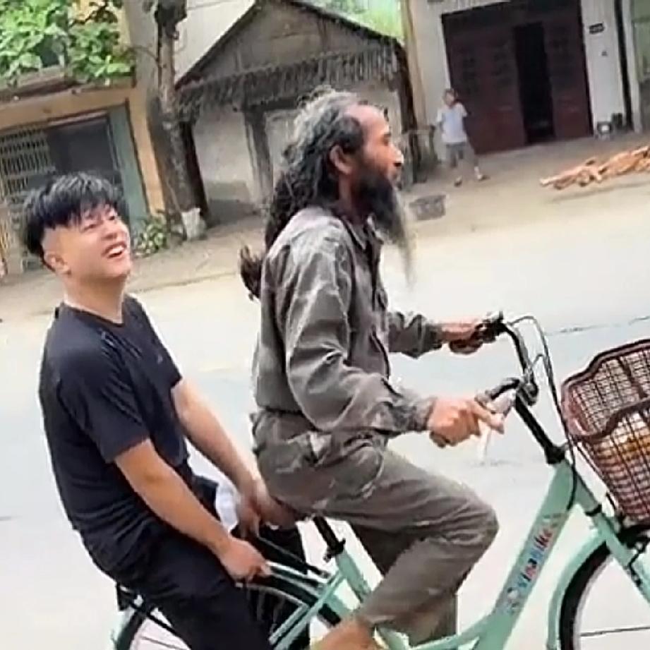 胡子叔叔今天有了人生第一台自行车，这是他心心念念的礼物，小松送给他了。胡子叔叔骑