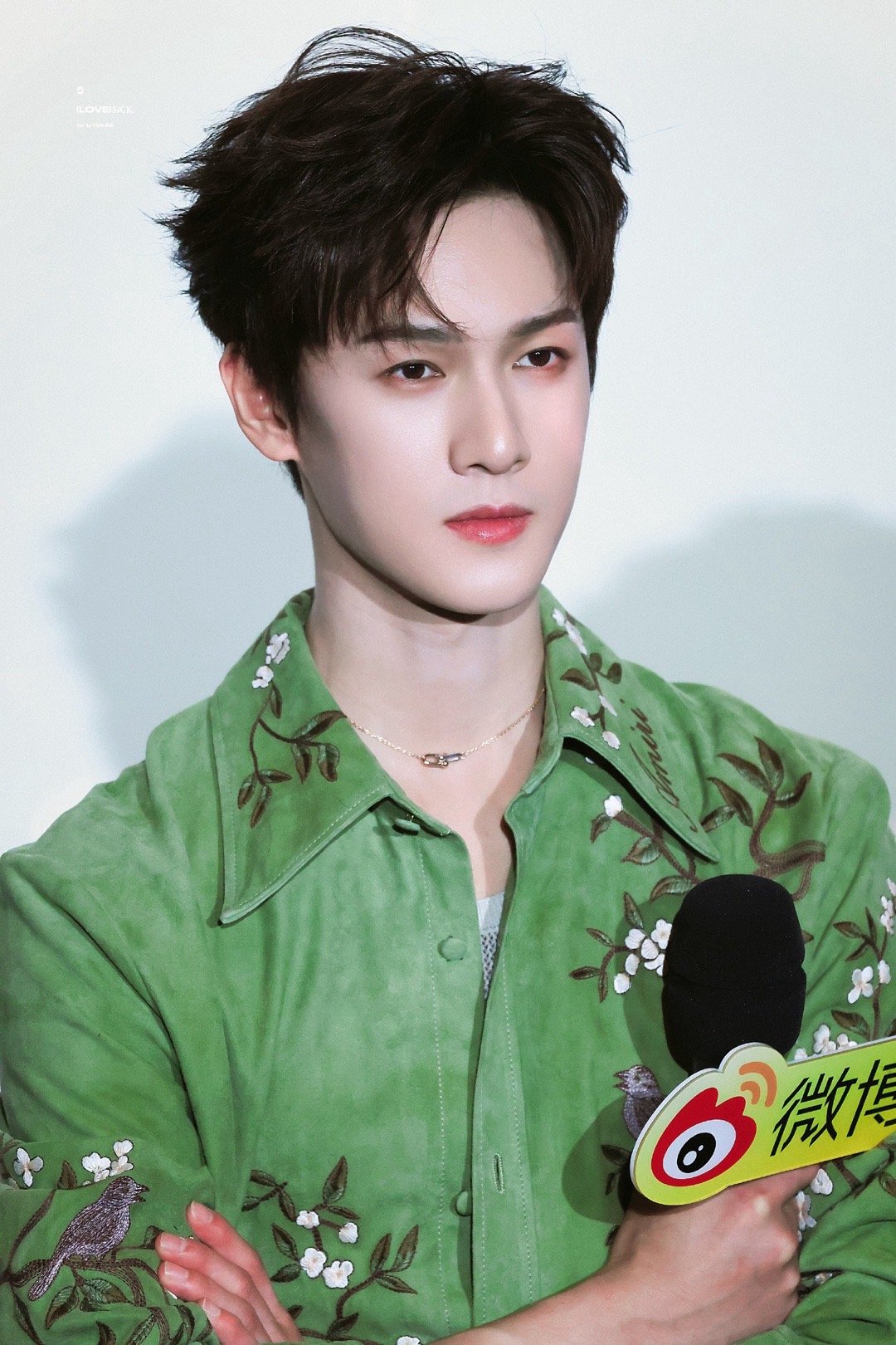 找媒体的李昀锐被李昀锐在《冰湖重生》追剧团这段可爱晕了！找媒体的样子又认真又呆萌