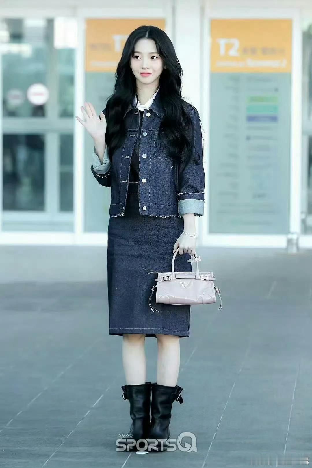 杨幂柳智敏Prada出发图撞衫杨幂柳智敏出发图撞衫  杨幂，柳智敏Prada出发