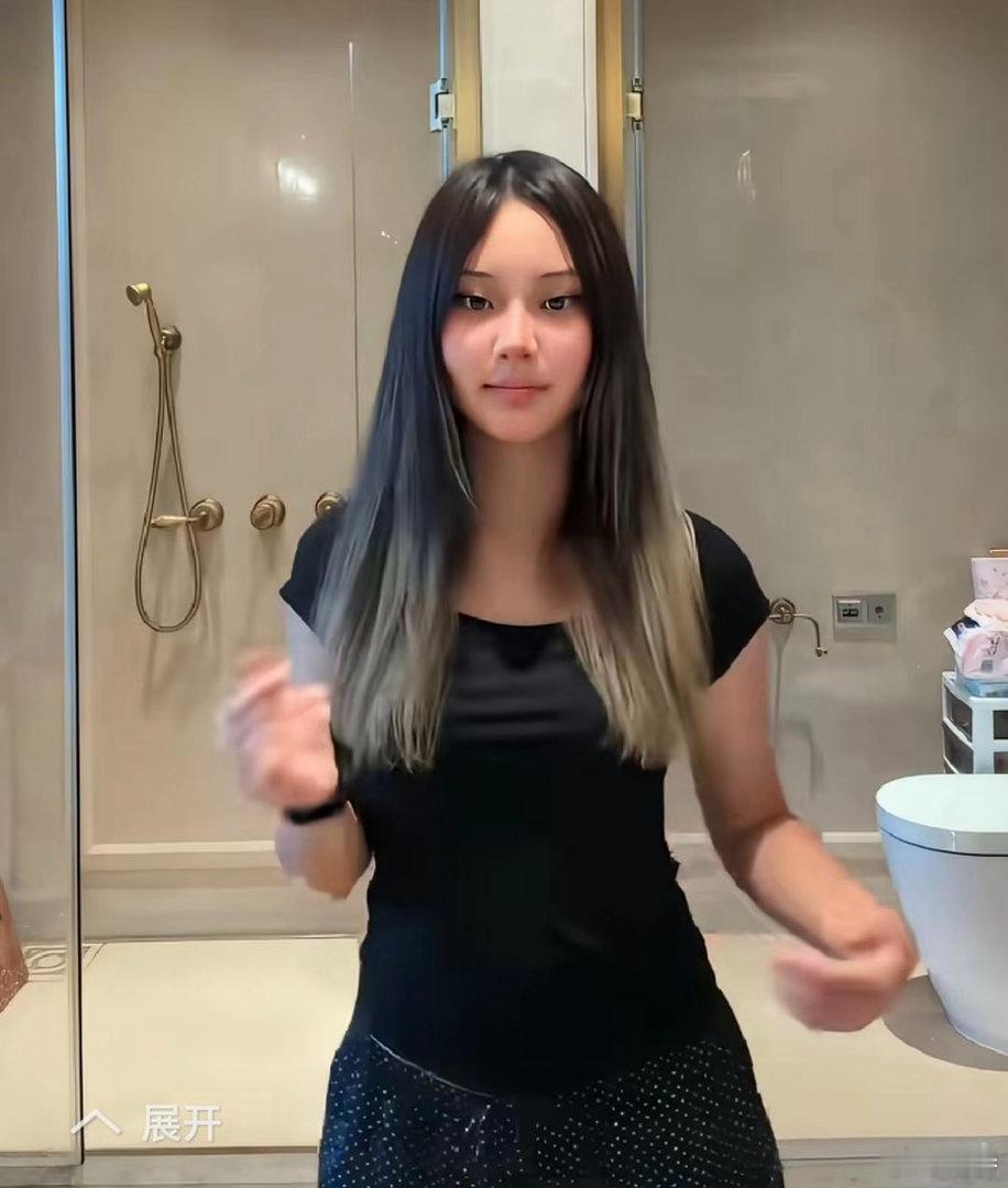 李小璐贾乃亮的女儿甜馨变化好大呀，像abc了 