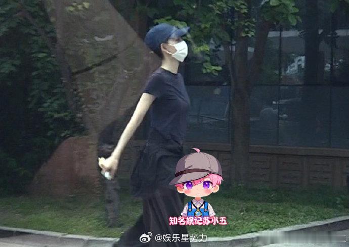 王丽坤独自就医 狗仔拍到王丽坤身穿黑色T恤搭配黑裤独自现身医院就医，一段时间未见