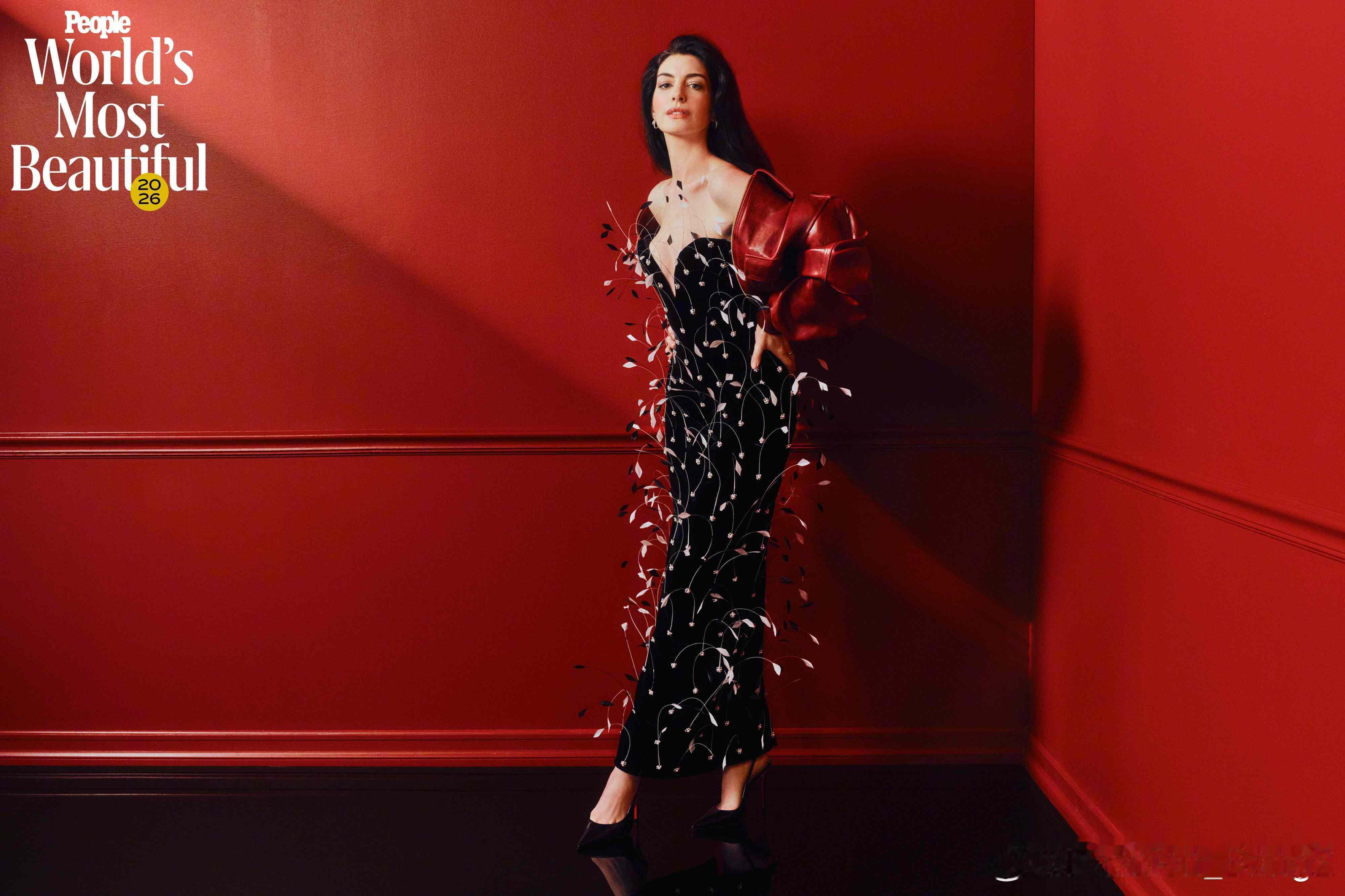 <People> 杂志年度最美面孔特辑，今年封面由 Anne Hathaway 