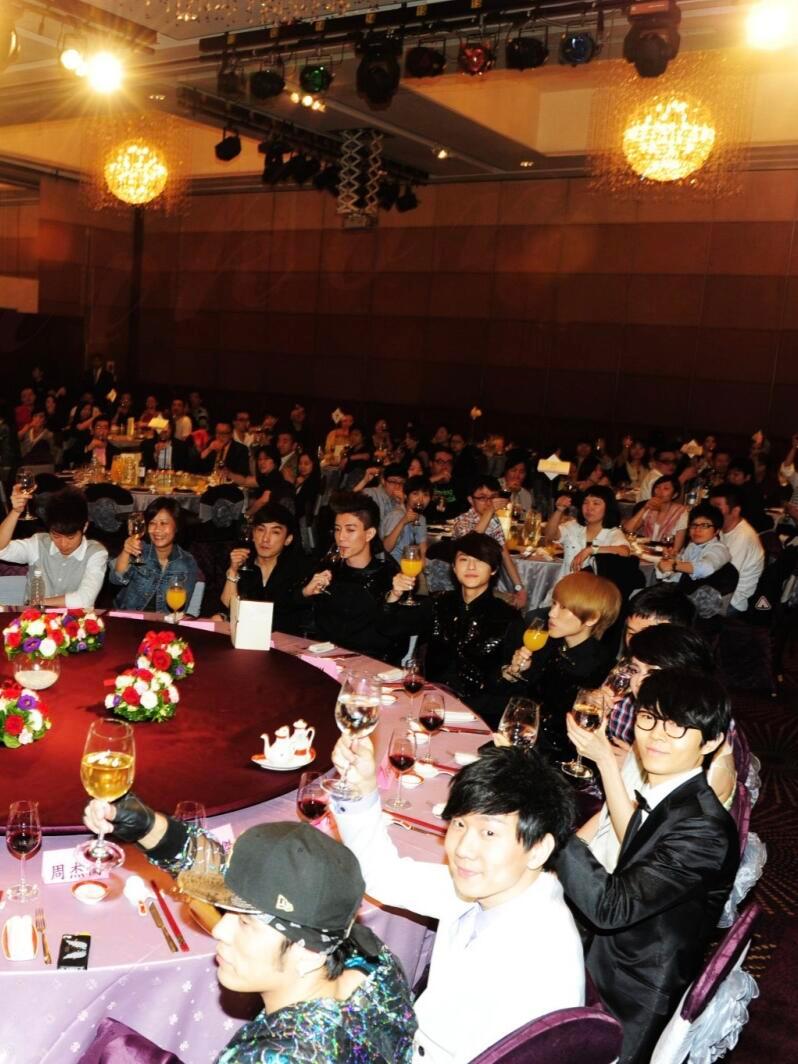 一张罕见的乐坛合照棒棒糖居然可以和周杰伦 林俊杰一桌了❗️ 