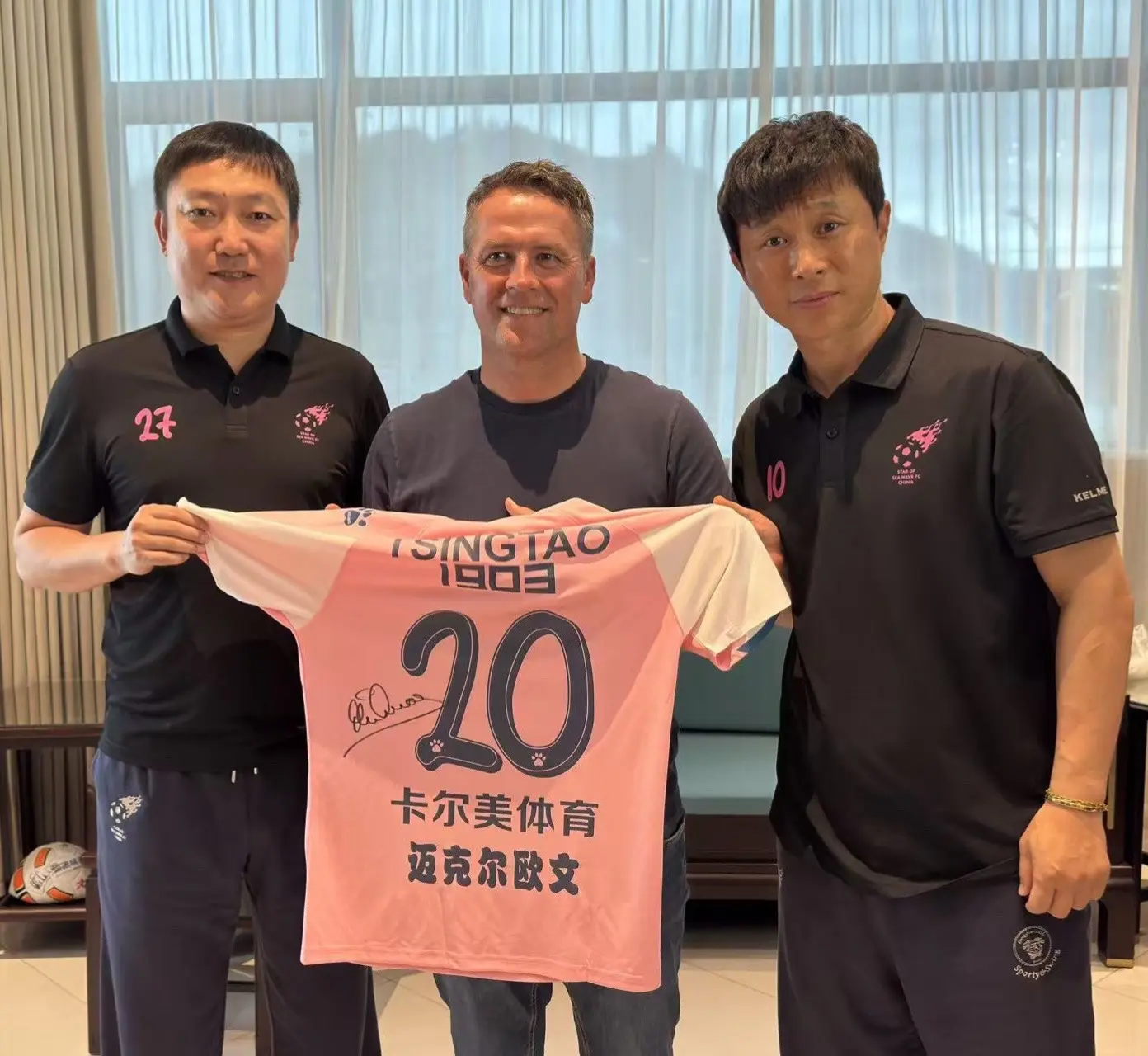 46岁的英格兰“追风少年”欧文和44岁的中国“追风少年”曲波在贵州榕江...