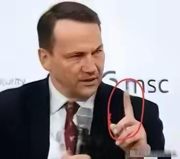 菲律宾司法部长雷穆拉宣称扎尔迪在家中挖掘多个地下室藏匿巨额财产。首先是菲律宾这么