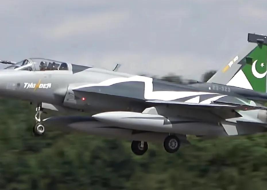 “枭龙”战斗机这么帅？
巴基斯坦两架JF-17飞越6000多公里去英国，这也太帅
