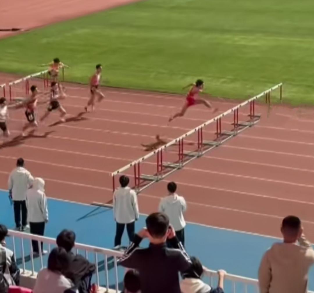 哇！难道是刘翔回来了吗？

近日，在2026年青岛市中学生田径运动会，当初中男子