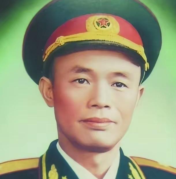1979年，钟伟将军的弟弟偷牛被抓住，县领导怕得罪钟伟将军，就寄去信：您的弟弟被