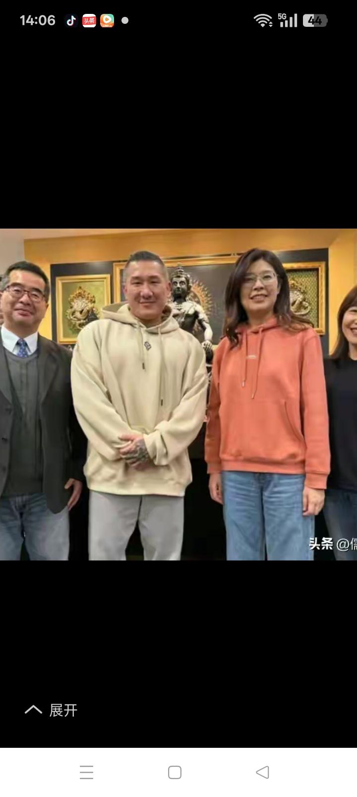 炸鸡上不了国宴，馆长欲哭无泪。
郑丽文两次答应，
两次食言，徒叹奈何？
不能怪郑