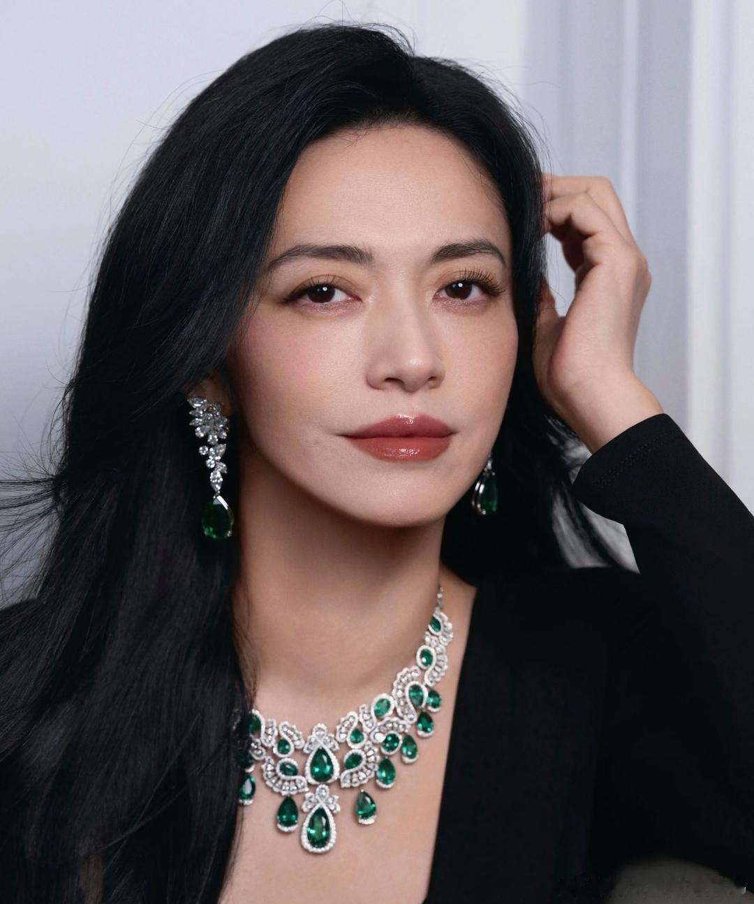 1.姚晨和曹郁离婚但还在一起赚钱的，大部分公司都是女方控股，私生活两边互不干涉。