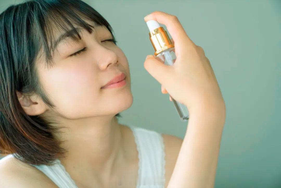 微博辟谣 【皮肤保湿等于补水？】很多人认为：“给皮肤保湿就是补水。”那么，事实真