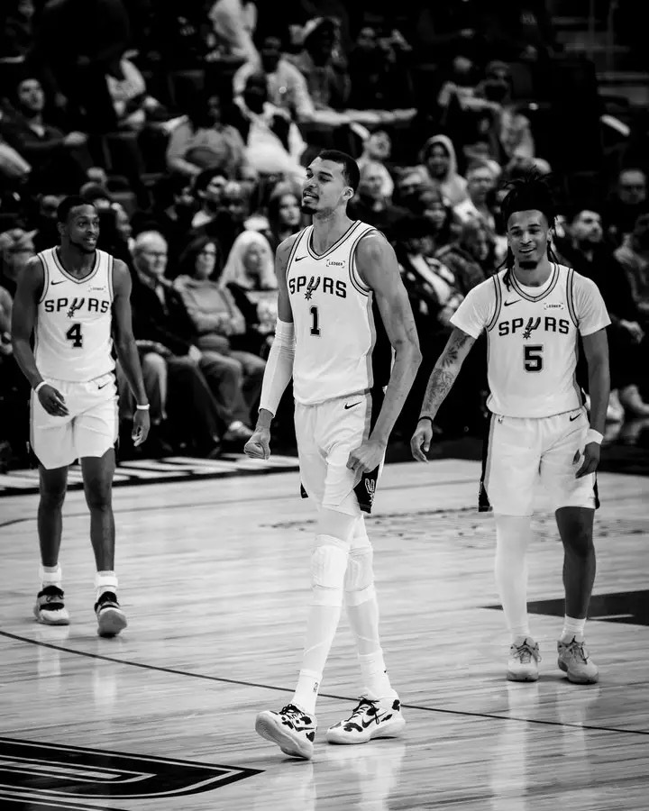 🤔马刺本赛季对阵联盟前五8胜1负，对雷霆4-1&对其余四队不败据统计，马刺本赛