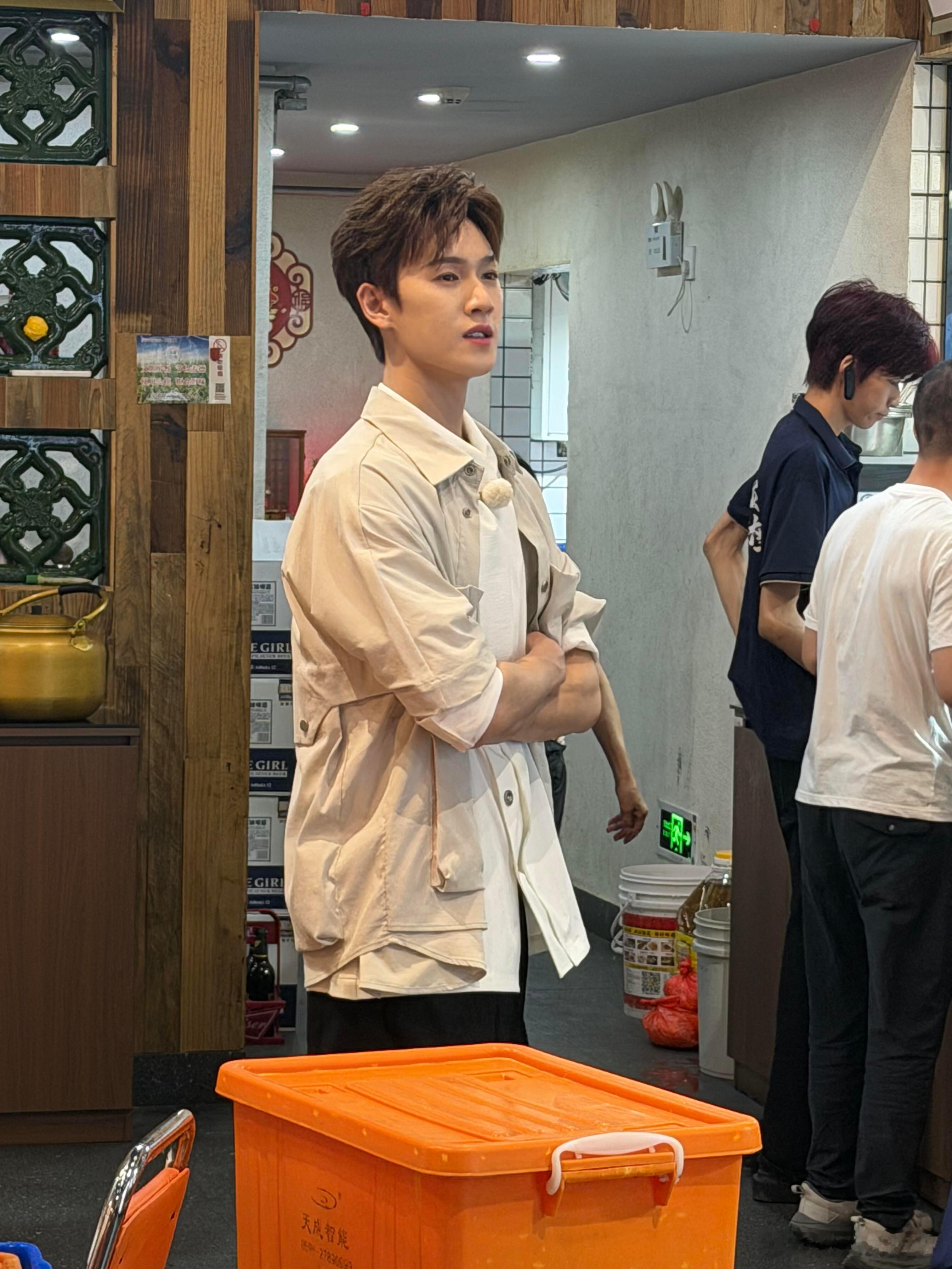 网友偶遇李昀锐买夜宵网友吃夜宵偶遇李昀锐 小林帅的如此出众，完全一眼大帅哥来的 