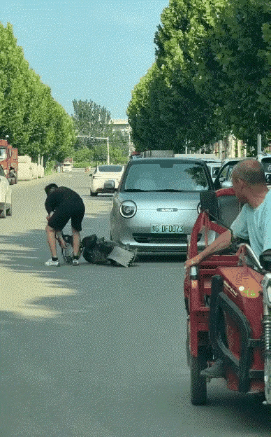 大爷被套路了，男女是夫妻！
你看那小车，完全没有任何损伤。
电动车还故意摇摇晃晃
