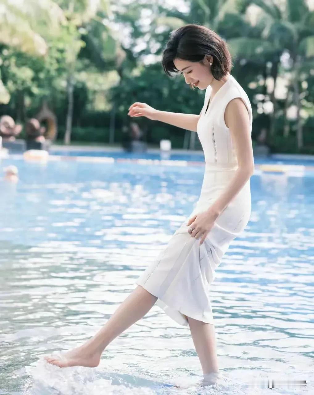 万茜，《裸婚时代》有上佳表演。在当下娱乐圈还是很有名气的，湖南益阳美女，有个性有
