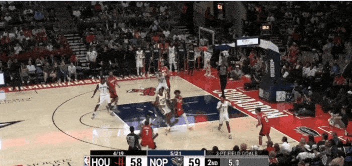 还是帅！杜兰特命中标志后仰压哨！
在今天NBA季前赛火箭对阵鹈鹕的第二节比赛最后