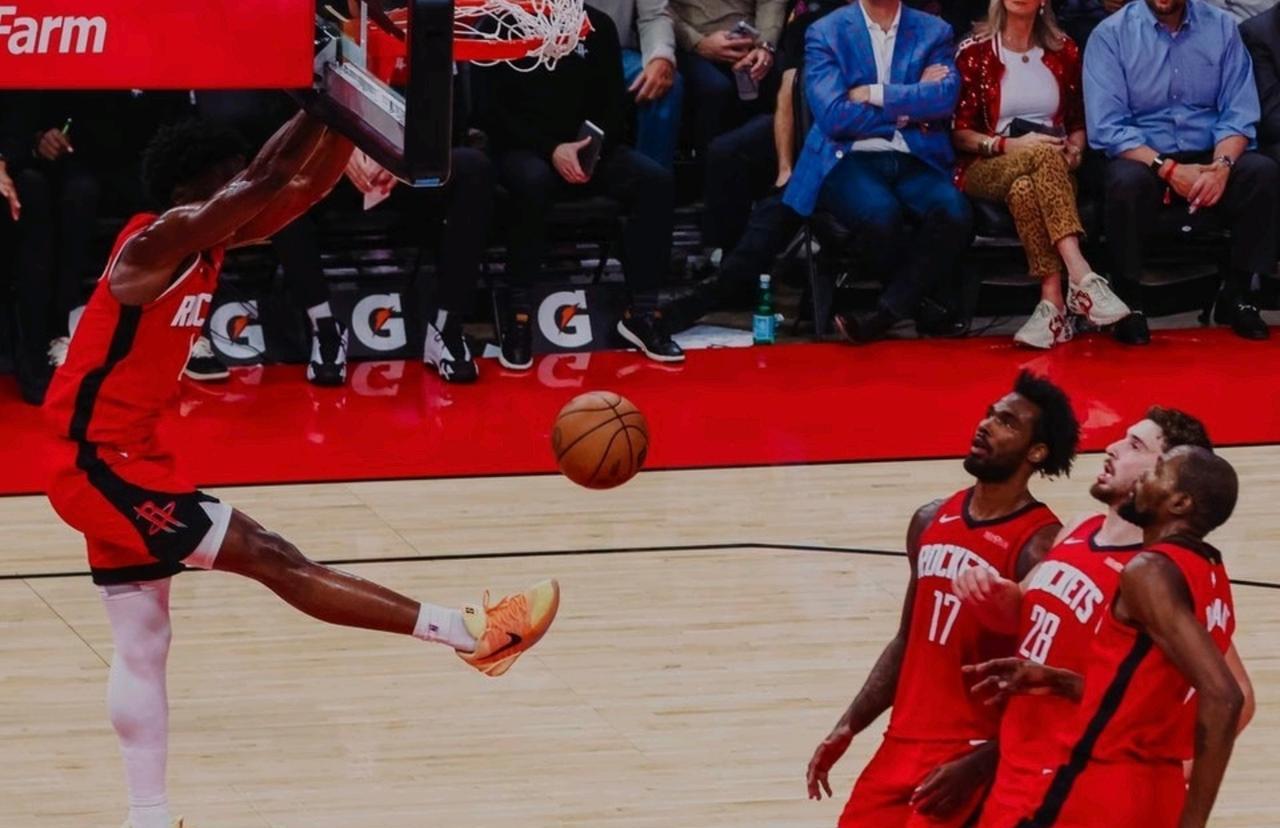 火箭新战术泄露！
谢泼德挡拆后不是传杜兰特。
球队录像室最近反复播放一个镜头：谢