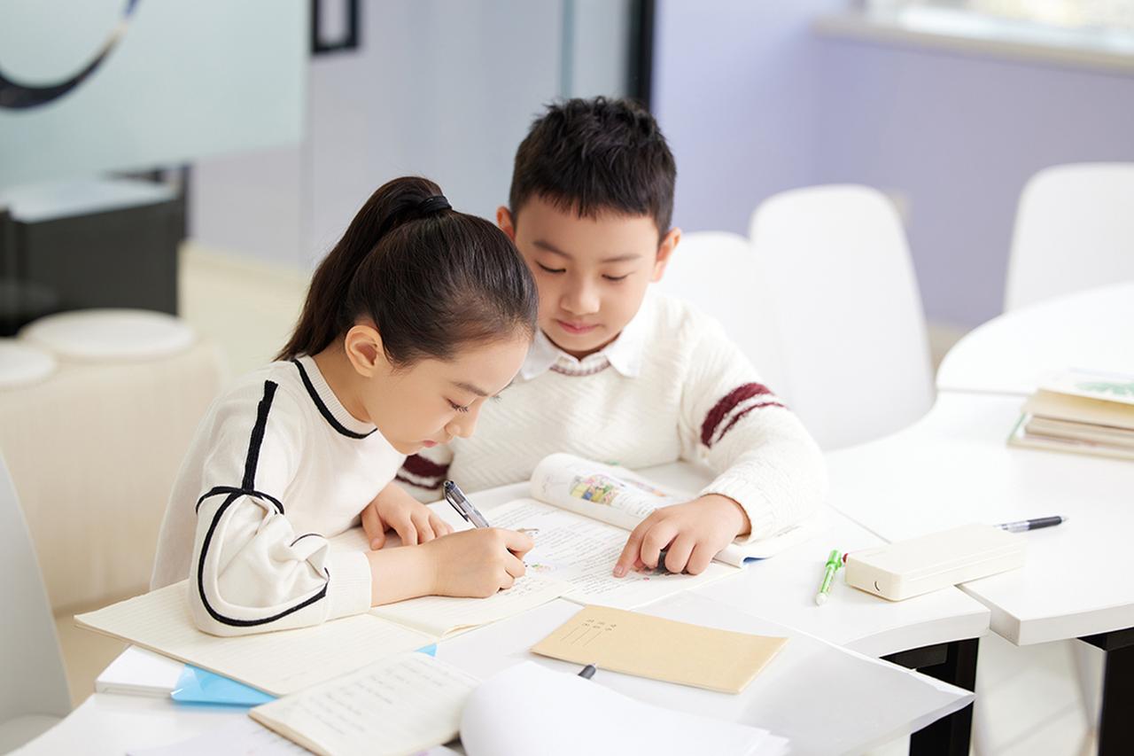 想让孩子主动学习，要从两个方向下功夫。
第一，要明确为什么学？
“好好学习，将来