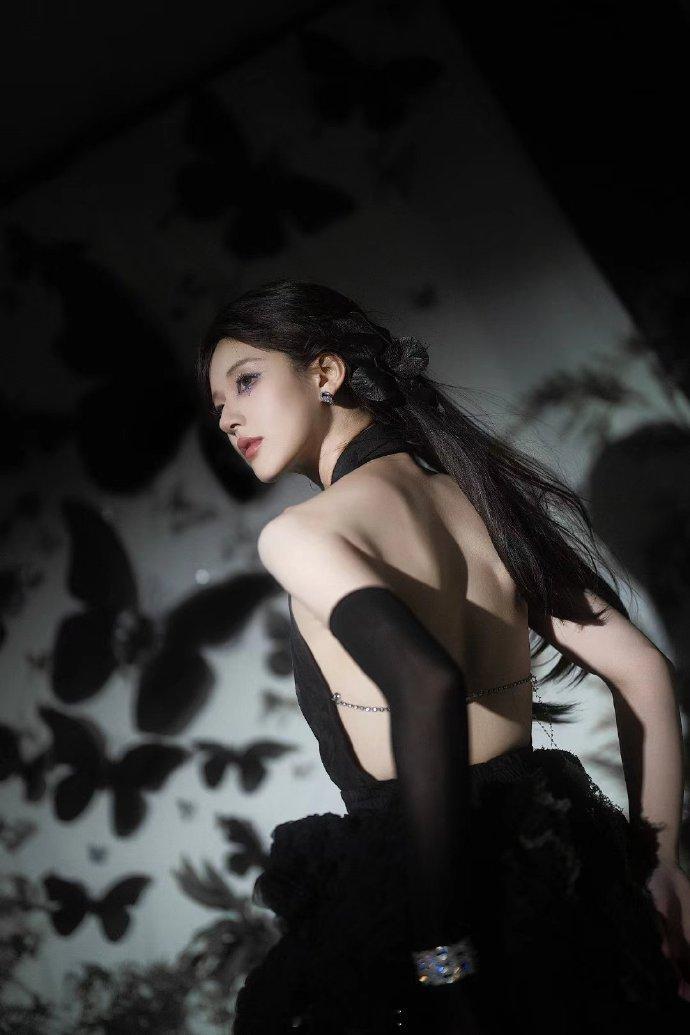 #赵露思蝴蝶隐喻# 赵露思喜欢蝴蝶，是因为她在蝴蝶身上看到了自己的影子。她的轻盈