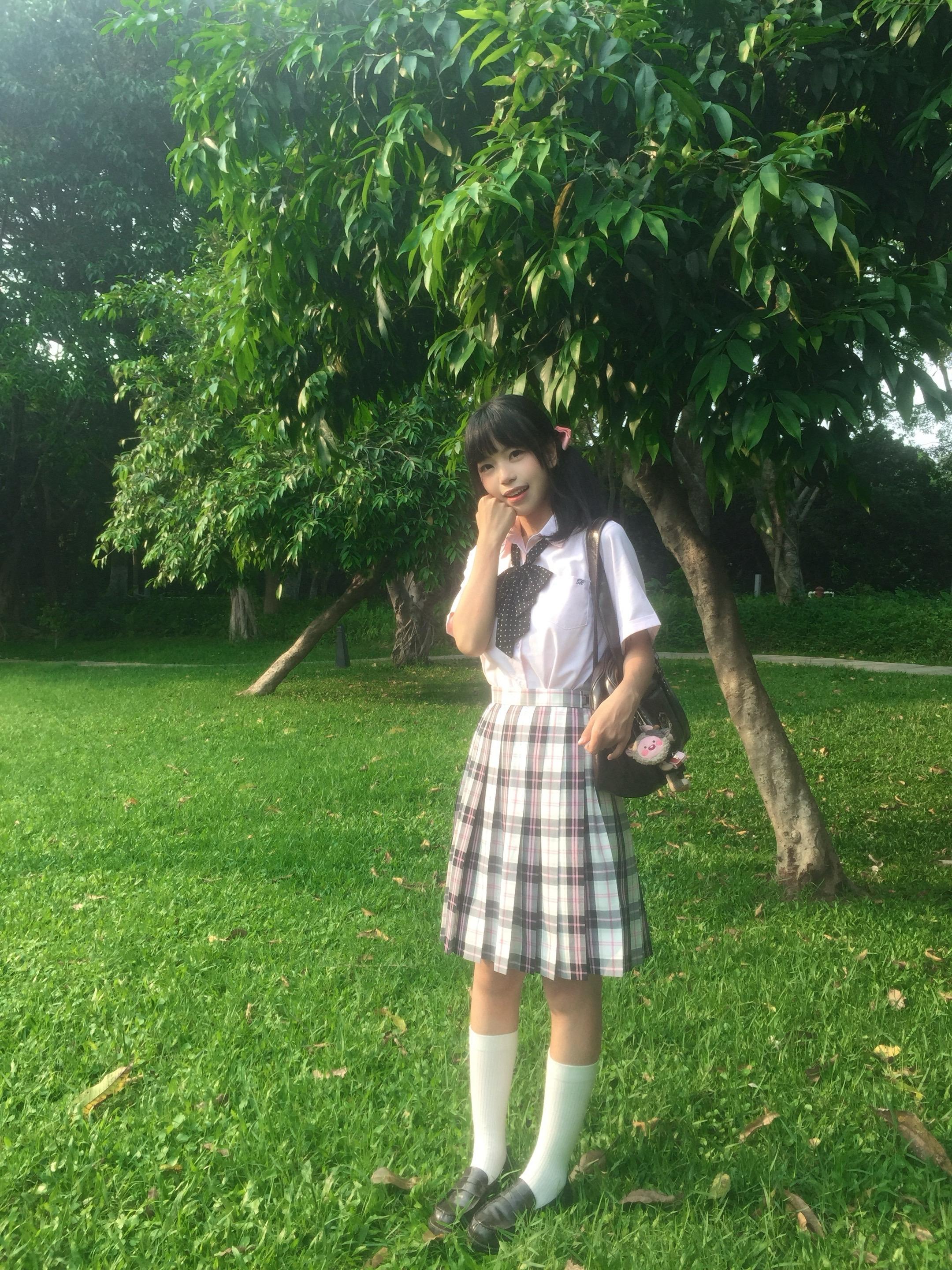 制服和草地签了永久合同。