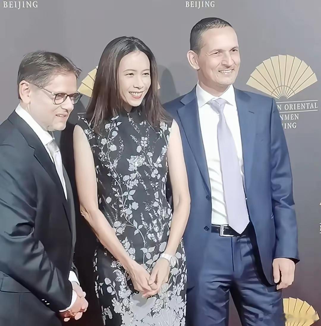 莫文蔚在上海开演唱会，和老公在台上拥抱亲吻，像偶像剧一样浪漫 ​​​