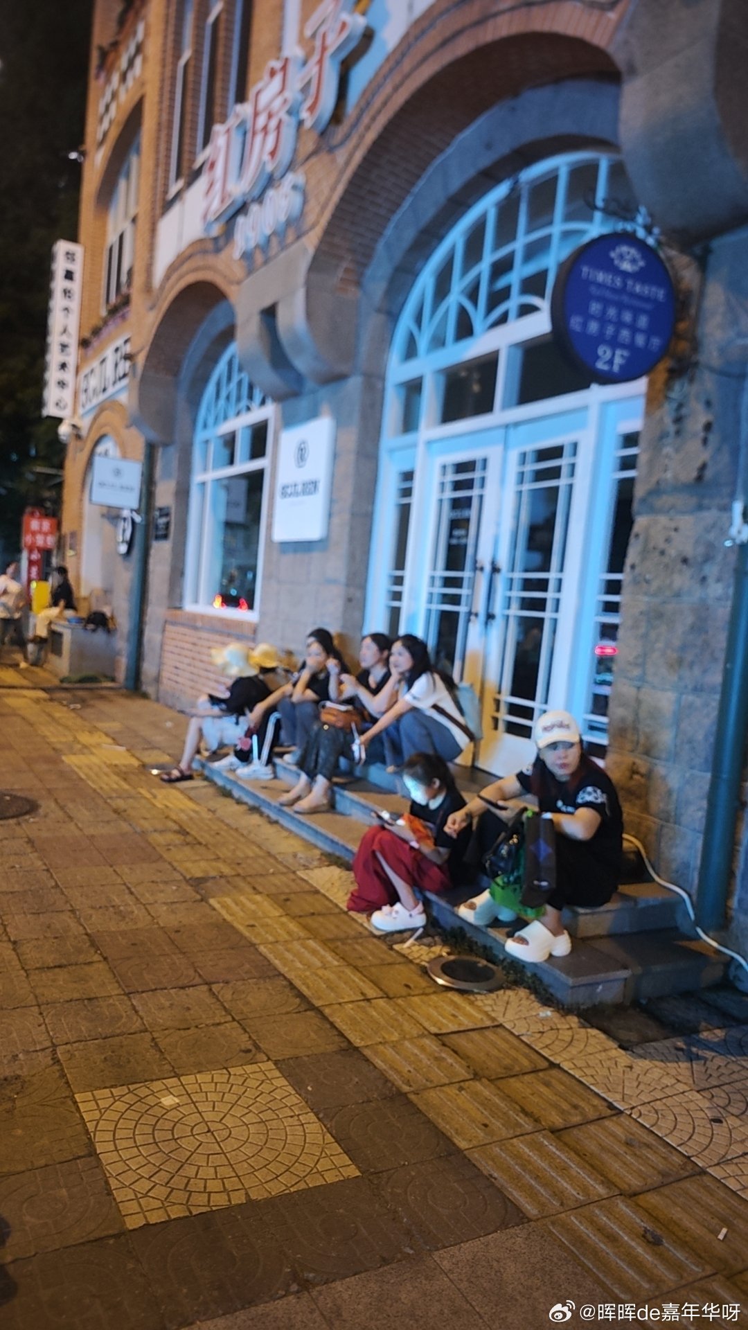 任嘉伦 借图抒发一下每天对你的想念～晚安周大生全球品牌代言人任嘉伦