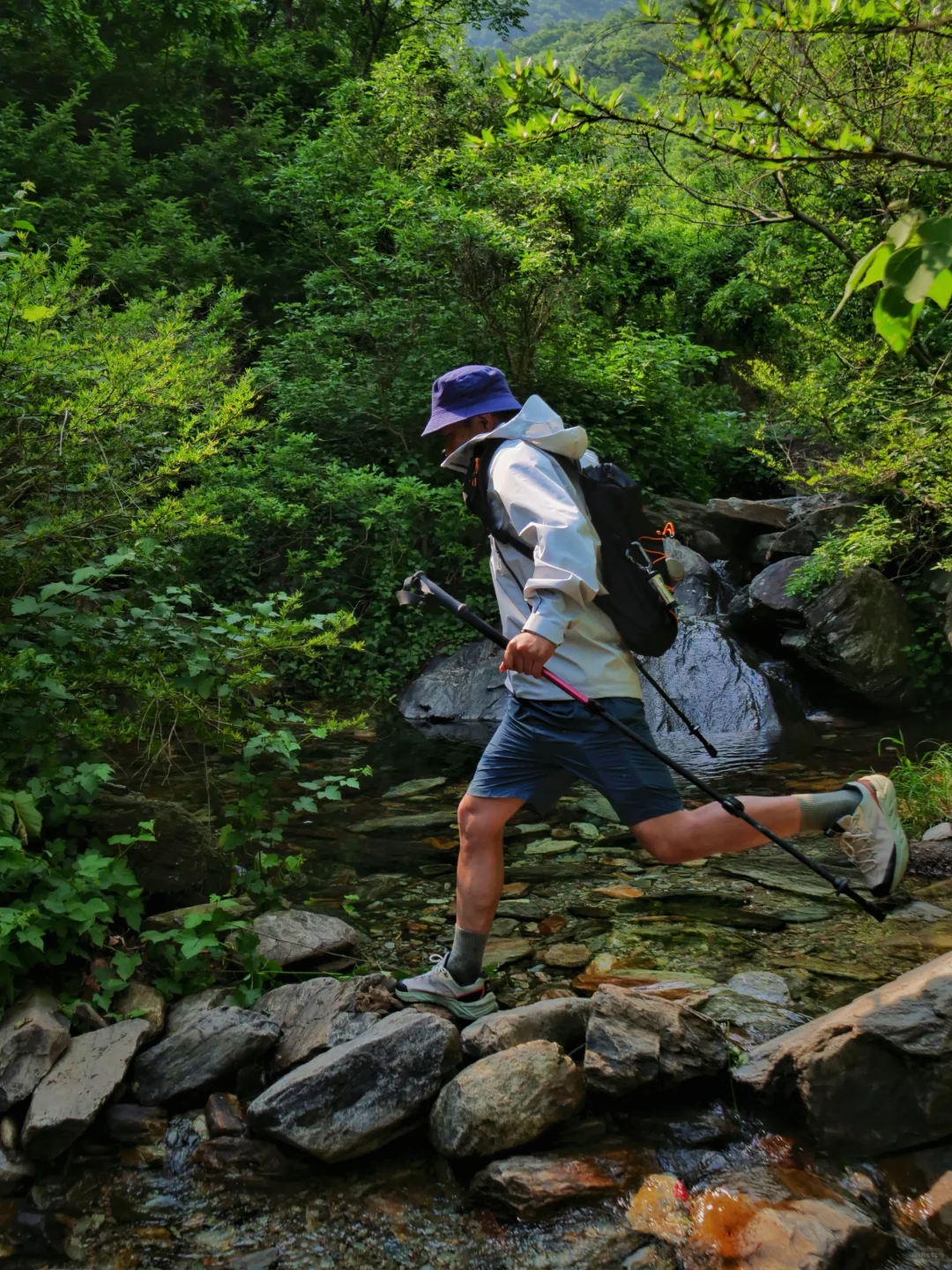 一起去山里寻找野生瀑布