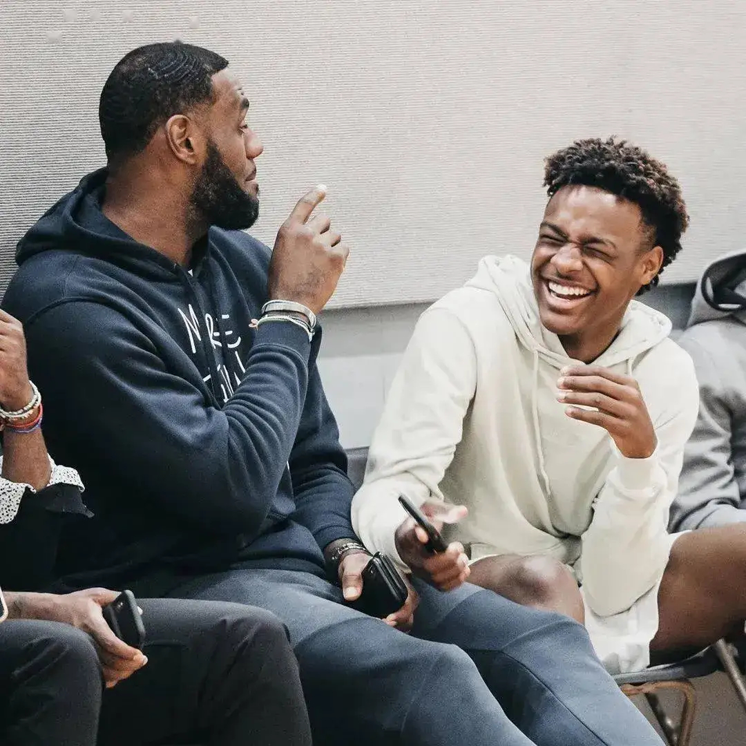 近日，美国著名篮球记者Stein在节目中聊到了勒布朗-詹姆斯下赛季的去往。​St