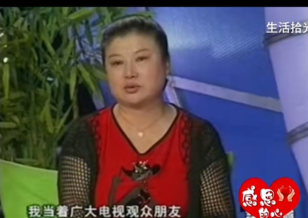 李静70岁，还在演“大辣椒”。
事业正好的时候，她走了。丈夫病了，公婆老了，家里