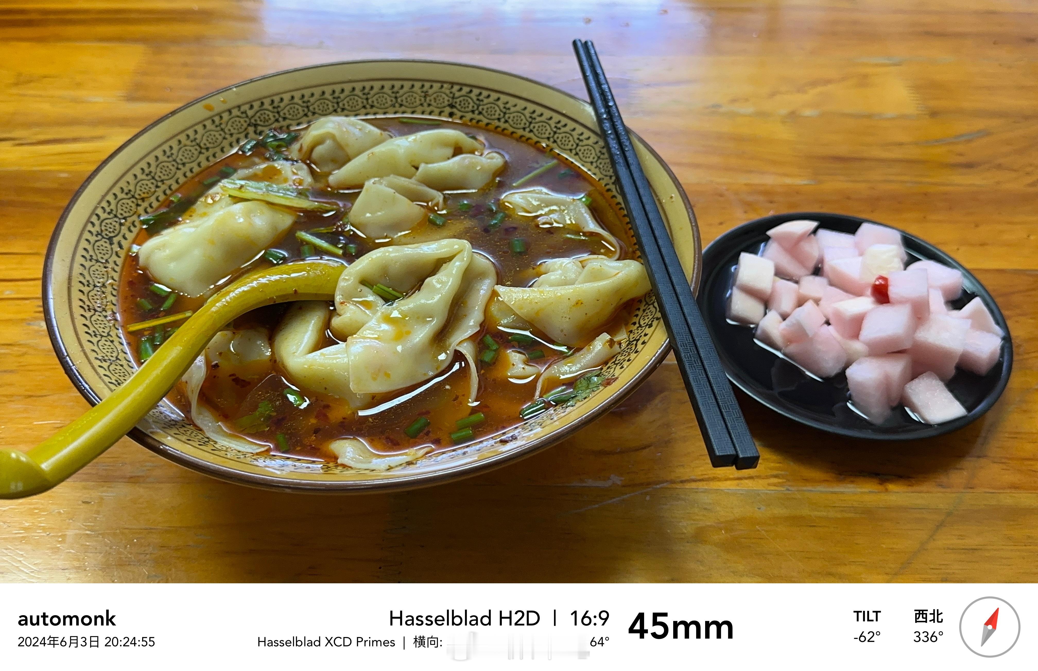 剪了一整天片子，视线直迷糊，已经走上老花的道路了，楼下凑活一口老麻抄手，肉馅品质