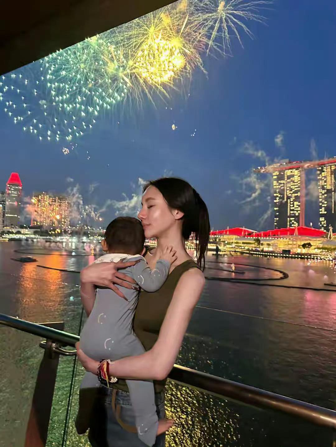 果然豪门的故事比连续剧还精彩
何猷君这边刚辟完谣
那边前女友就

晒娃并称自己是