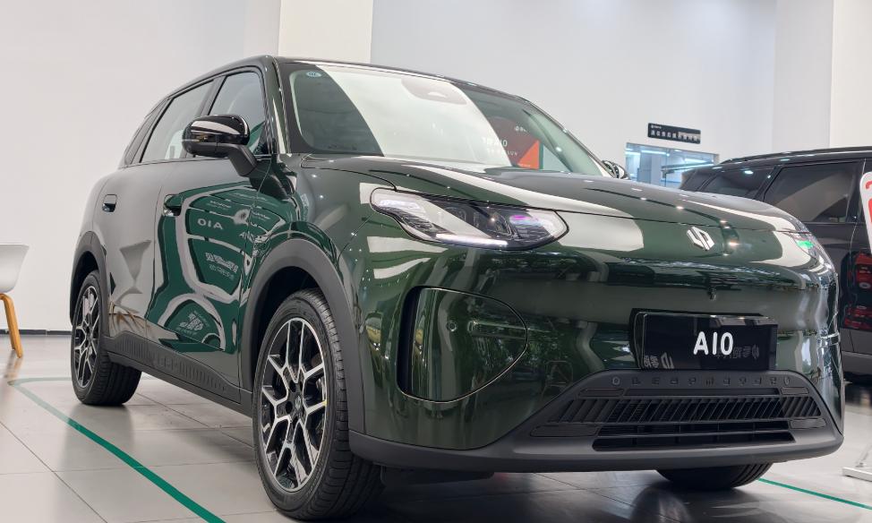 这款零跑A10的外观走的是耐看型的路线，并没有和其他竞争对手一样，在车头使用大面