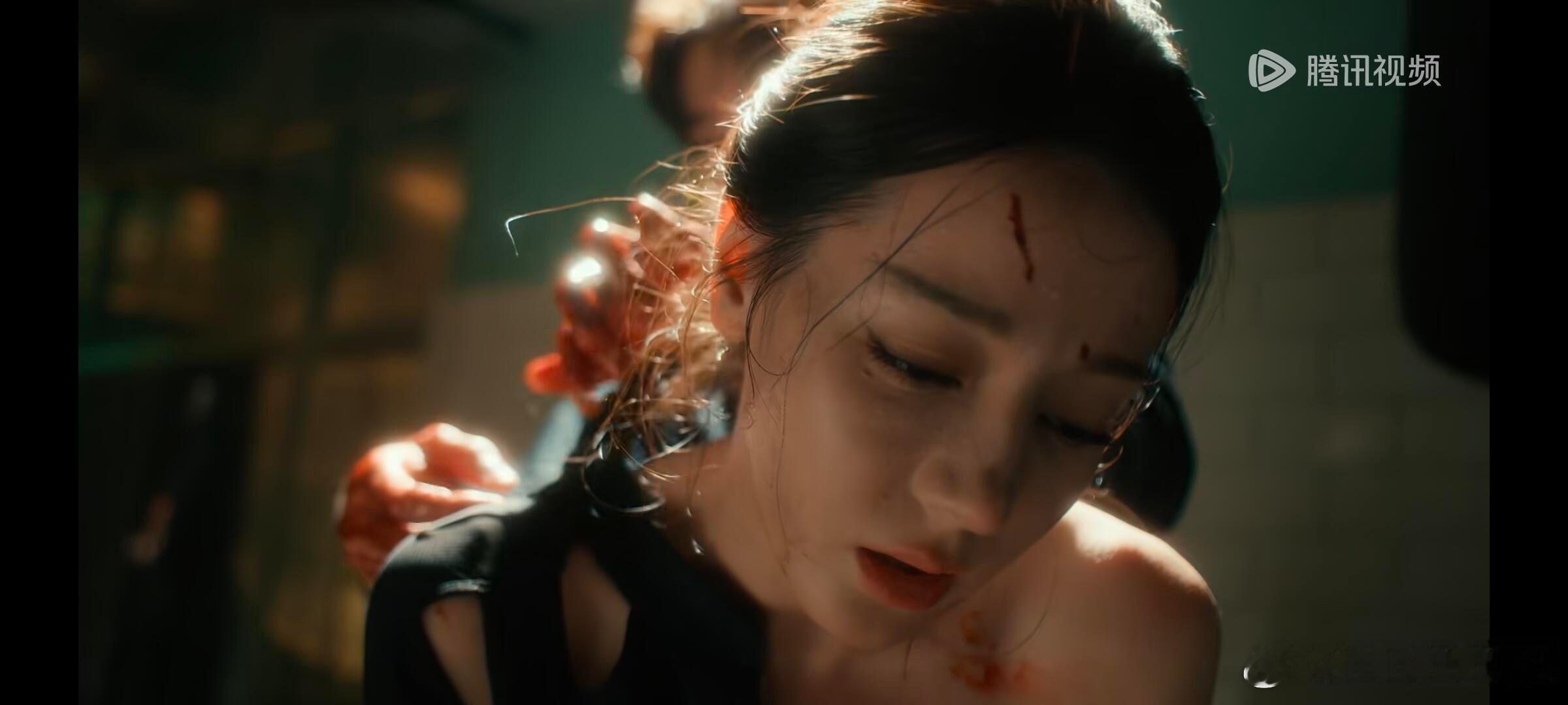 迪丽热巴这段像开了疼痛共享聂九罗好坚强，热巴演活了那种咬牙硬撑的劲儿！ 一声声闷