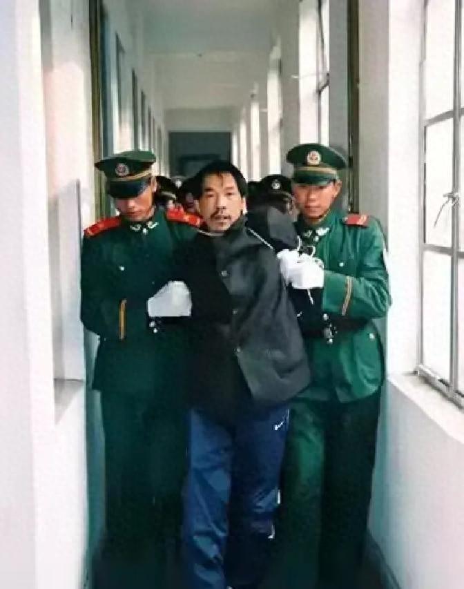 临刑前，他对律师说：“最后悔的事，就是让殷老板的妻子出去拿钱。”你听清楚了吗？他