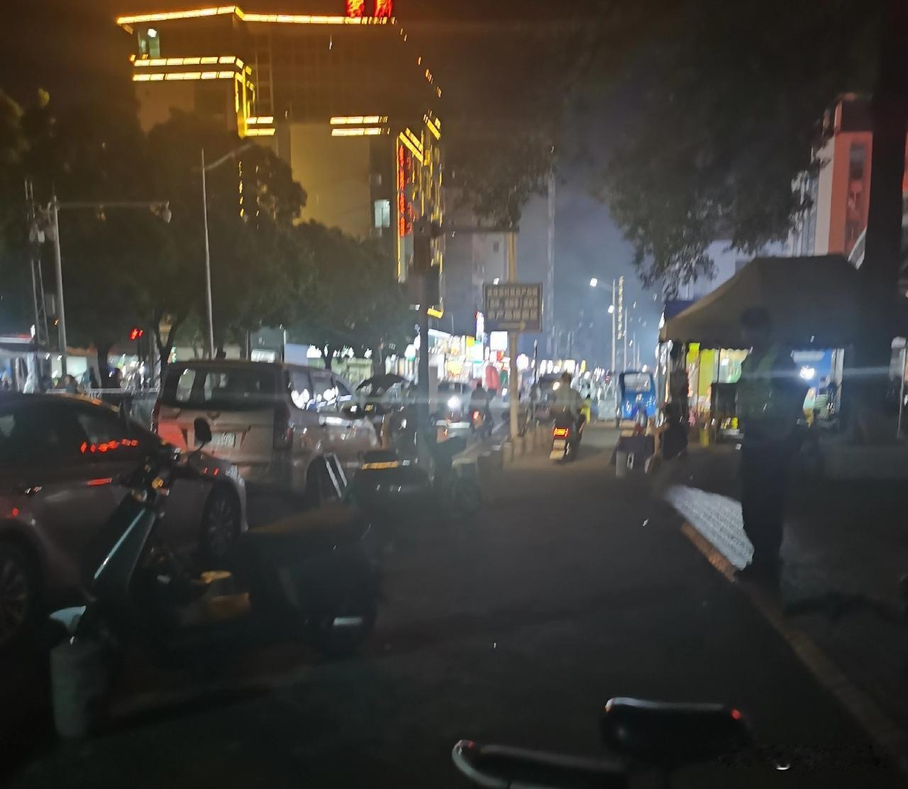 广州《荔湾区的多彩画卷：文化、交通与金融的交融》
 
在羊城广州的版图上，荔湾区