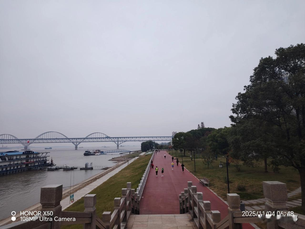 冬日生活打卡季冬日长江岸边晨练