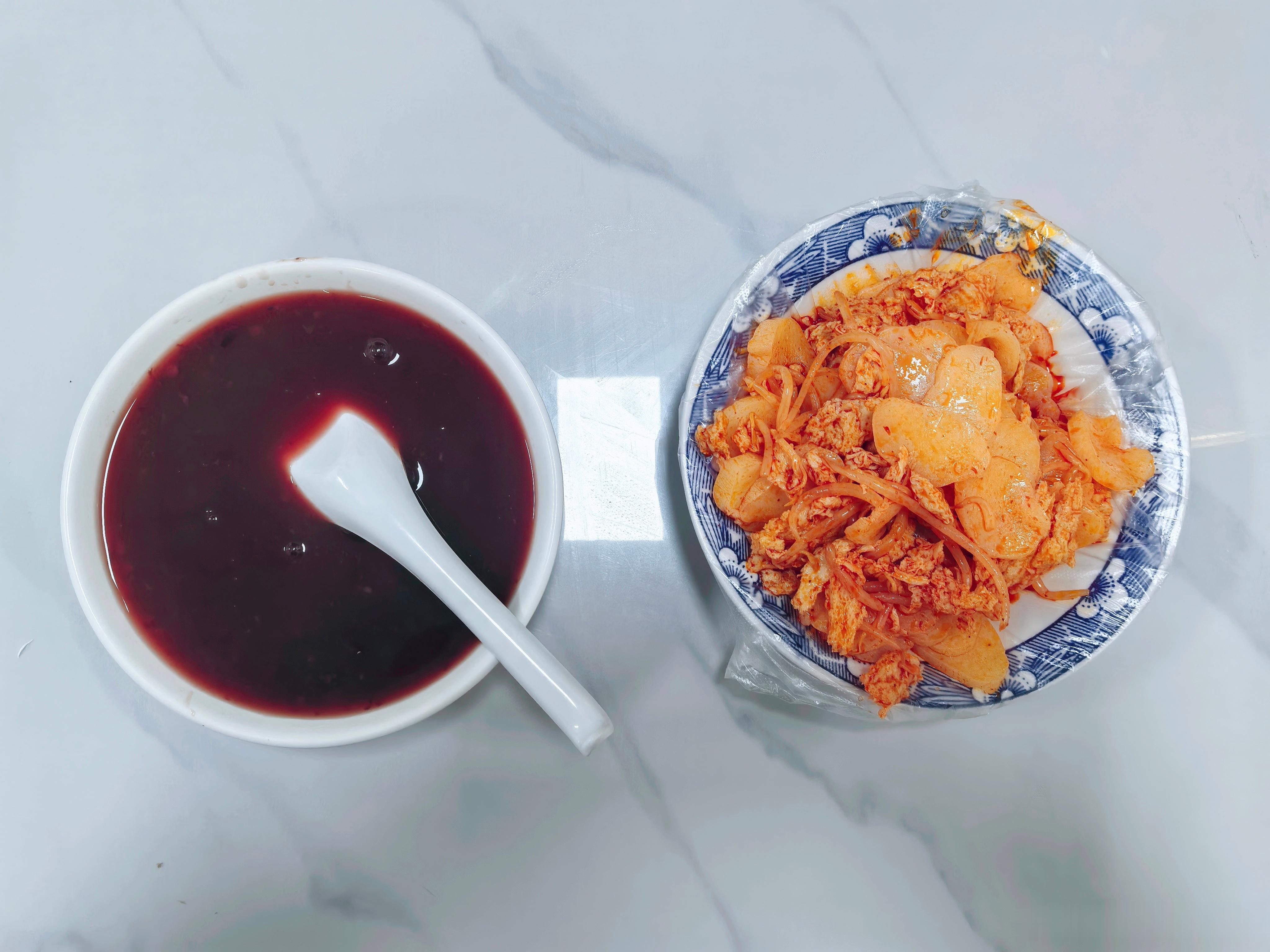 今日晚餐一份面筋呱呱，一碗黑米粥，高碳水晚餐就是香啊😋。 