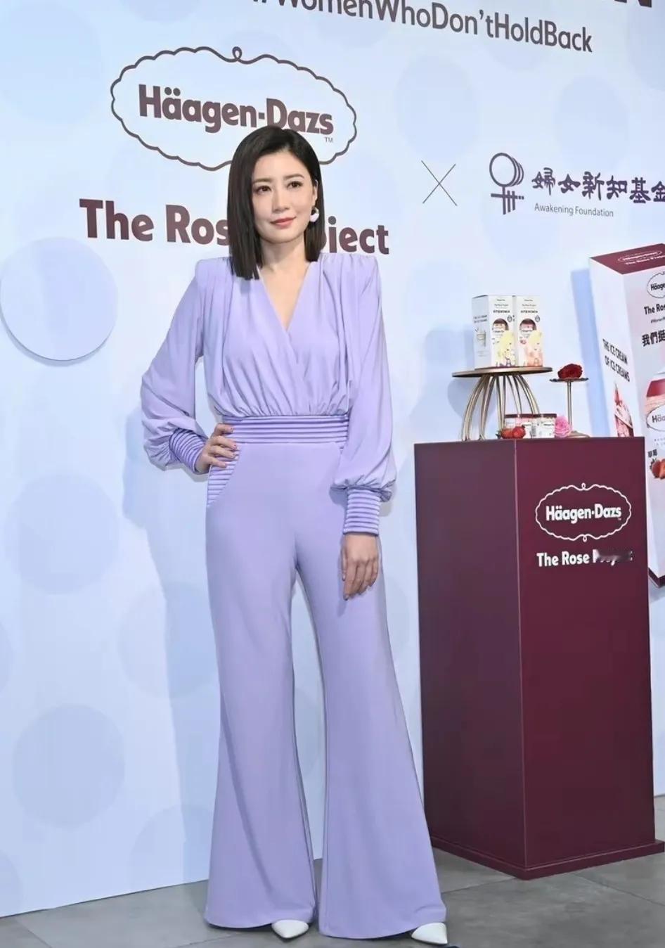 贾静雯出席台北哈根达斯活动时
穿了一身紫色套装，好美呀
淡淡的浪漫，淡淡的优雅
