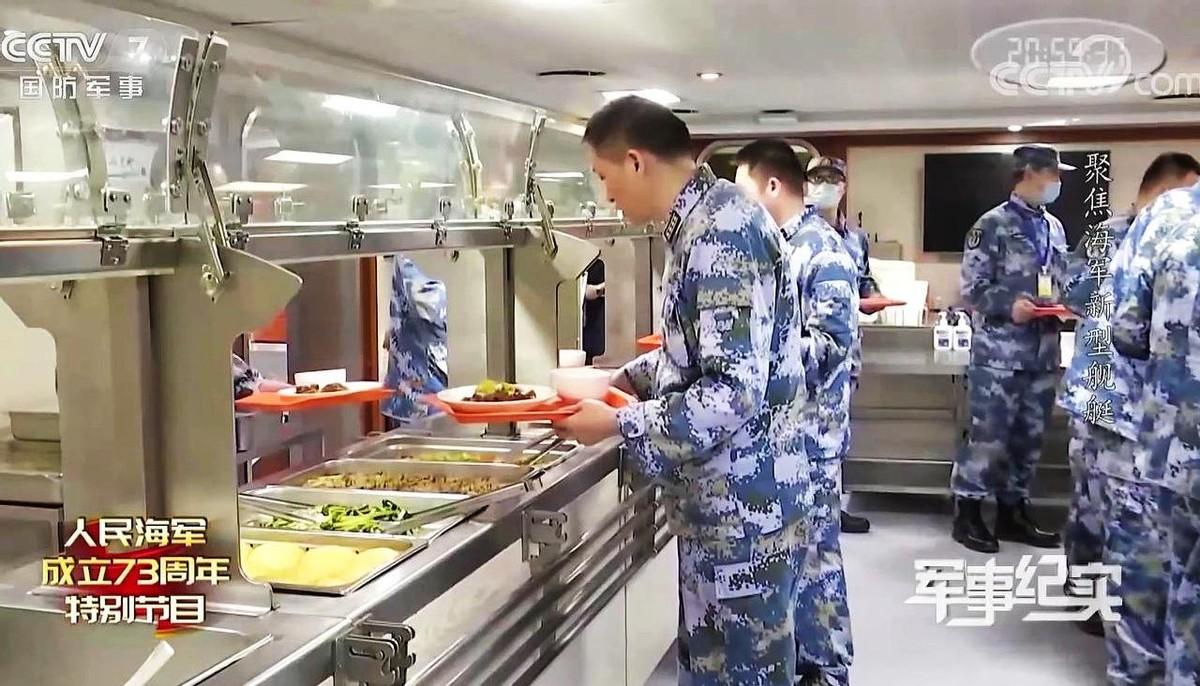 千万别以为我们航母飞行员的“空勤灶”，就是顿顿山珍海味那么简单。
那背后可是一套