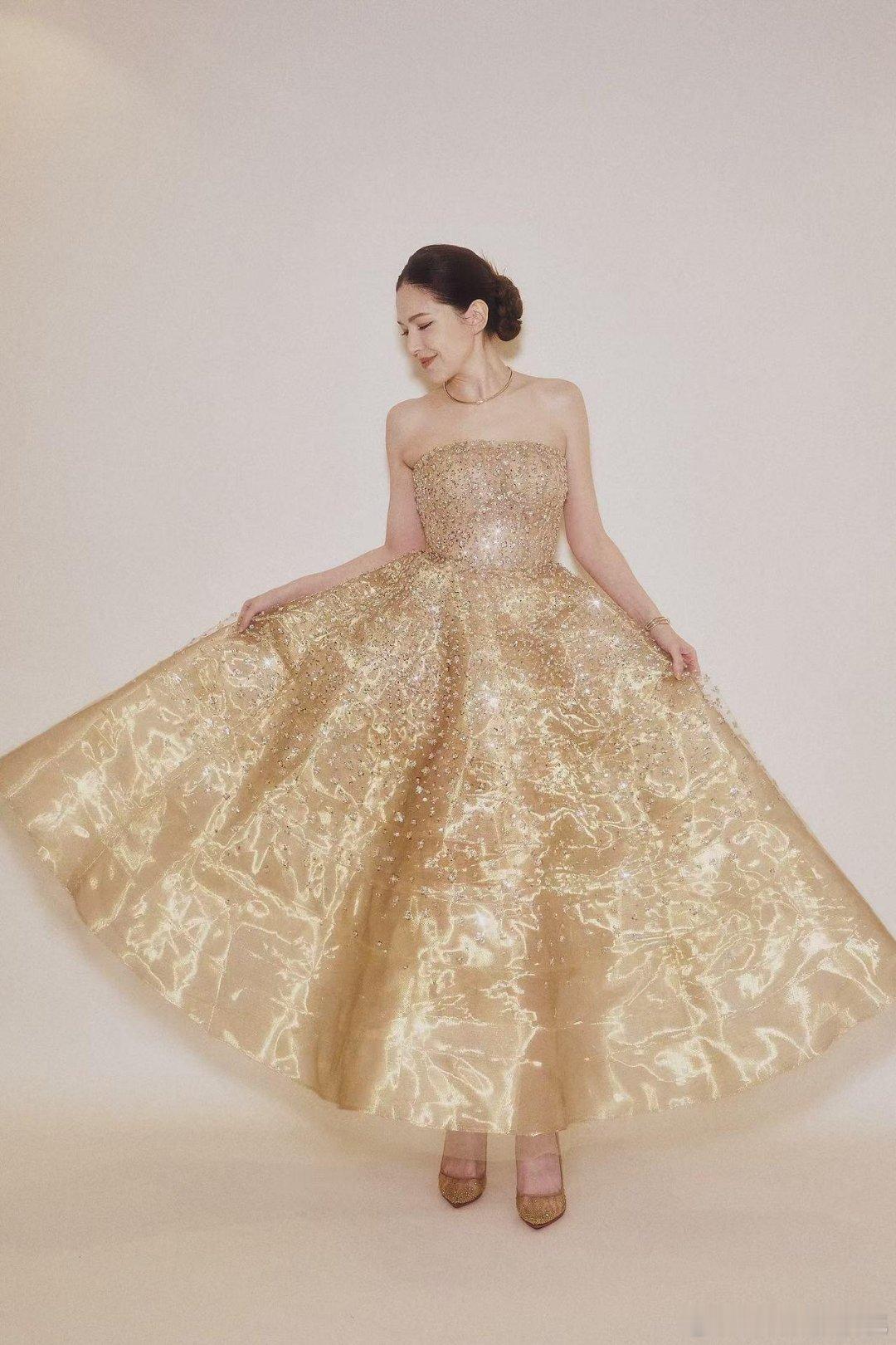 许玮宁近期红毯礼服选择了Nicole + Felicia 26春夏系列金色裙装，